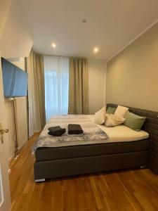 1 dormitorio con 1 cama con 2 toallas negras en Häuschen zentral gelegen en Detmold