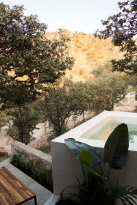 bañera en la cima de una colina con árboles en Casa Blumenhaus - Casa de Campo con Jacuzzi en Zapopan, en Zapopan