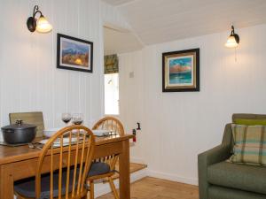 ein Esszimmer mit einem Tisch und einem Stuhl in der Unterkunft Beaton's Croft House - Uig Skye in Portree