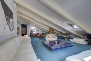 ein Wohnzimmer mit einem Sofa und einem Tisch in der Unterkunft ARNOLDI-Rooftop in Venedig