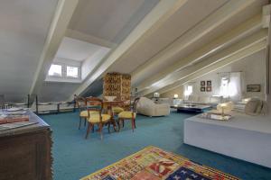 ein Wohnzimmer im Dachgeschoss mit einem Tisch und Stühlen in der Unterkunft ARNOLDI-Rooftop in Venedig