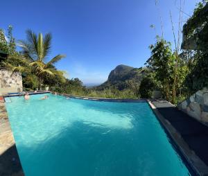 una piscina con vista sulla montagna di Zion View Ella Green Retreat a Ella