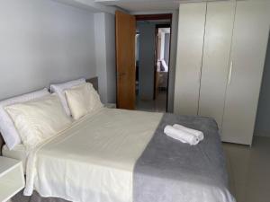 um quarto com uma cama com duas toalhas em Apartamento à Beira Mar em João Pessoa em João Pessoa