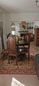 uma sala de jantar com uma mesa e cadeiras e uma lareira em Vivenda Miraflores em Armação de Pêra