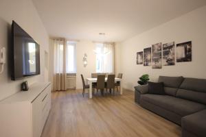 een woonkamer met een bank en een tafel bij Case VR Holiday Canter House in Verona