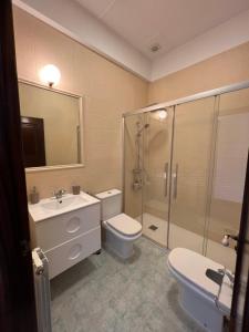 Haizea في باكيو: حمام مع مرحاض ومغسلة ودش