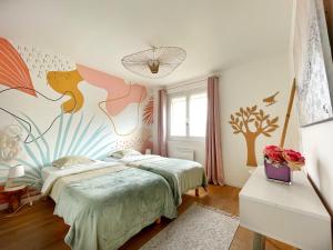 a bedroom with a bed with a painting on the wall at VILLA MONT SAINT LOUP '' 5 mn des plages du CAP d'AGDE'' in Agde