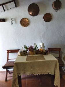 une chambre avec une table, deux chaises et des lumières dans l'établissement Rodia, à Kynopiástai