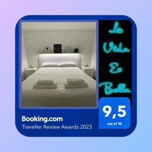 una imagen de un dormitorio con una cama blanca en La Vida es Bella Córdoba, en Córdoba