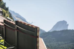 uma estação ferroviária com vista para as montanhas em Residence Cesa Ladina em Ortisei