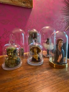 un grupo de figuritas miniatura en cúpulas sobre una mesa en au 33 chambres d'hôtes en Saint-Omer