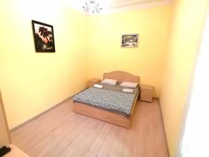 1 dormitorio pequeño con 1 cama en una habitación en Apartment Zhyzhky 9, en Leópolis