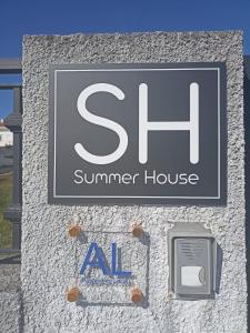 ein Schild für ein Sommerhaus an der Seite eines Gebäudes in der Unterkunft Hostel Summer House in Vila Nova de Gaia