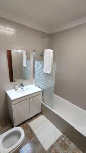 uma casa de banho com um lavatório, um WC e um espelho. em Hostel Summer House em Vila Nova de Gaia