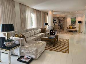 sala de estar con sofá y mesa en Las Dunas Grand Luxury, en Estepona