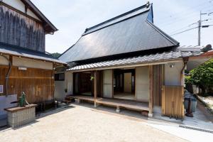 un edificio antiguo con techo de tejas en Yoshino-gun - House / Vacation STAY 36600, en Yoshino
