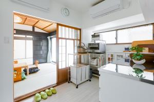 una cocina con encimeras blancas y ventanas en Yoshino-gun - House / Vacation STAY 36600, en Yoshino