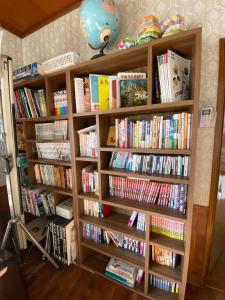 una estantería llena de libros en Yoshino-gun - House / Vacation STAY 36600, en Yoshino