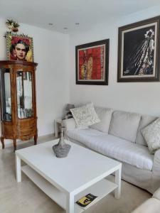 uma sala de estar com um sofá e uma mesa de centro em Great appartement vue sur mer et piscine em Dar Bouazza