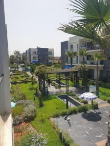 uma vista superior de um parque com um guarda-chuva em Great appartement vue sur mer et piscine em Dar Bouazza
