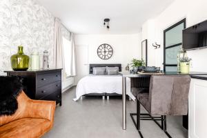 een keuken en een woonkamer met een bed en een tafel bij Beach&Dunes Studio in Zandvoort