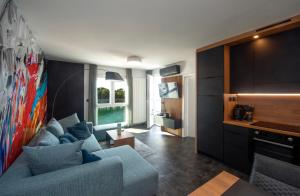 ein Wohnzimmer mit einem blauen Sofa und einem Tisch in der Unterkunft Jazine lux apartment D&D in Zadar
