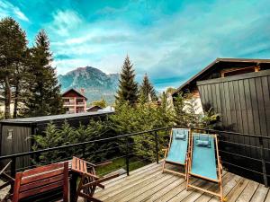 布什泰尼Moon Montana Busteni的山景甲板,配有两把椅子