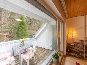 uma varanda com uma mesa e cadeiras e uma janela em Ferienwohnung in Triberg am Waldrand - idyllisch, ruhig, erholsam em Triberg