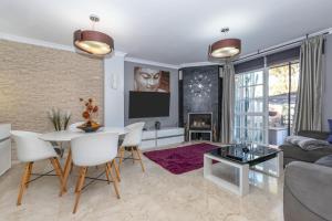 una sala de estar con un sofá y una mesa en Casa Buda, en Torrequebrada