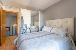 Un dormitorio con una cama grande y una ventana. en Casa Buda, en Torrequebrada 22 fotos más