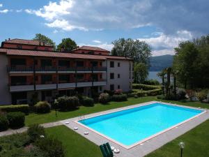בריכת השחייה שנמצאת ב-Maison del Sasso Lago Maggiore או באזור