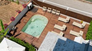 einen Blick über den Pool auf der Terrasse in der Unterkunft B&B Hotel Villa Nora in Bellaria-Igea Marina