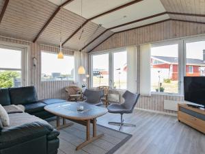 Setusvæði á 6 person holiday home in Hj rring