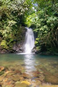 una cascada en medio de un río en Pozas y Cascadas La Presa en Río Cuarto