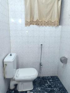 un piccolo bagno con servizi igienici e finestra di Room with Separate Entrance & Parking & Fast Wifi a Islamabad