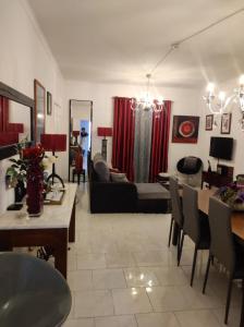 een woonkamer met een bank en een eetkamer bij Lemos family beach house in Nazaré
