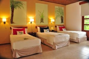 een hotelkamer met twee bedden en twee lampen bij El Pueblito Iguazú in Puerto Iguazú +117 foto's