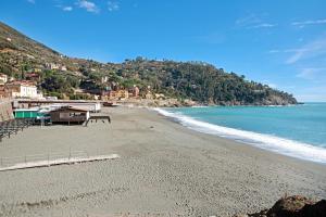 - une plage de sable avec vue sur l'océan dans l'établissement Bilocale il Castello con parcheggio, à Bonassola