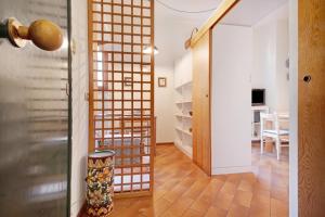 une chambre avec une porte menant à une salle à manger dans l'établissement Bilocale il Castello con parcheggio, à Bonassola