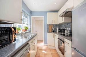 Kitchen o kitchenette sa Stunning Victorian 3 Bed House Central Windsor