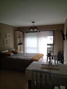 Un dormitorio con una cama grande y una ventana en Alquileresmdp en Mar del Plata