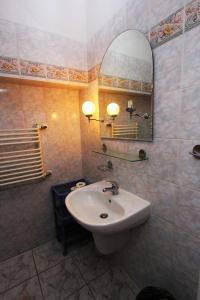 y baño con lavabo y espejo. en OSW BALTIC Sopot, en Sopot