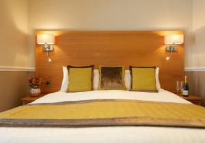 Кровать или кровати в номере Palm Court Hotel