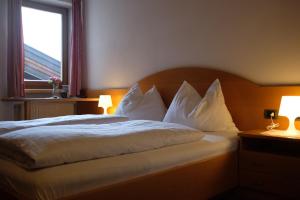 A bed or beds in a room at Garni Trojer Még 9 kép