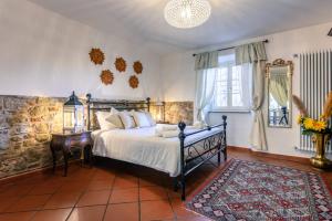 1 dormitorio con 1 cama grande y espejo en La casa di Olimpia, en San Baronto