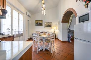 cocina con mesa y sillas en una habitación en La casa di Olimpia, en San Baronto