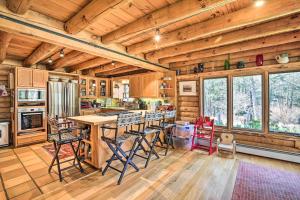 - une cuisine avec des plafonds en bois et une table avec des tabourets dans l'établissement Accord Vacation Rental with Pool and Hot Tub!, à Accord