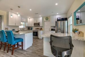 Kuchyň nebo kuchyňský kout v ubytování Siesta Key Dream Inn Vacation Rental Near Village!