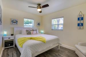 Postel nebo postele na pokoji v ubytování Siesta Key Dream Inn Vacation Rental Near Village! + 23 fotografií
