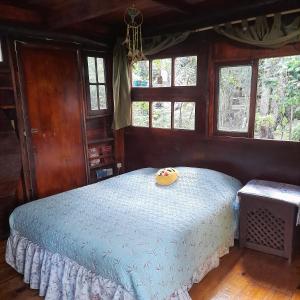 1 dormitorio con 1 cama en una habitación con ventanas en Selva Nuez en San Antonio